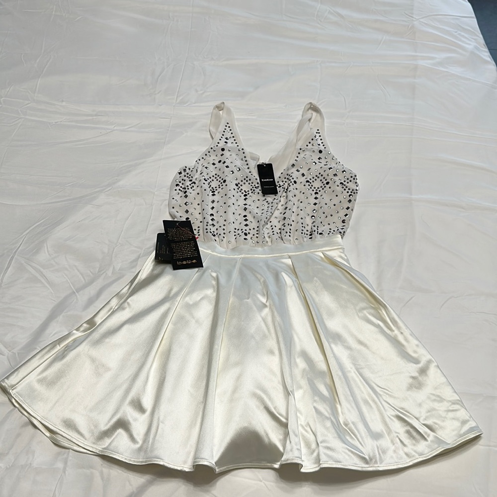 Beautiful white cream “bebe” short dress